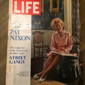 Life Magazine (August 25, 1972) First Lady Pat Nixon, The Reapers, Street Gangs [B05]