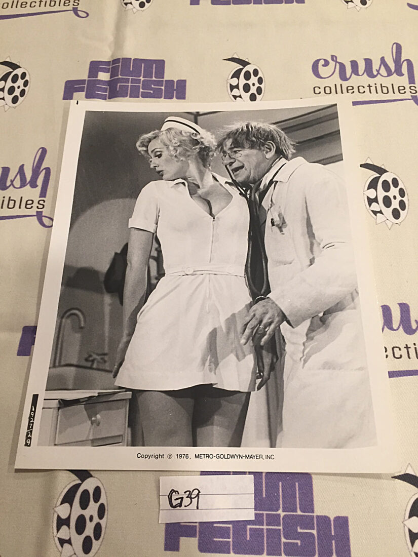 Walter Matthau and Lee Meredith in The Sunshine Boys Original 8×10 inch Press Publicity Photo [G39]