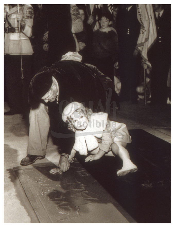 Shirley Temple Handprints Hollywood Hall of Fame Grauman’s Chinese Theatre Photo Print [231025-49]